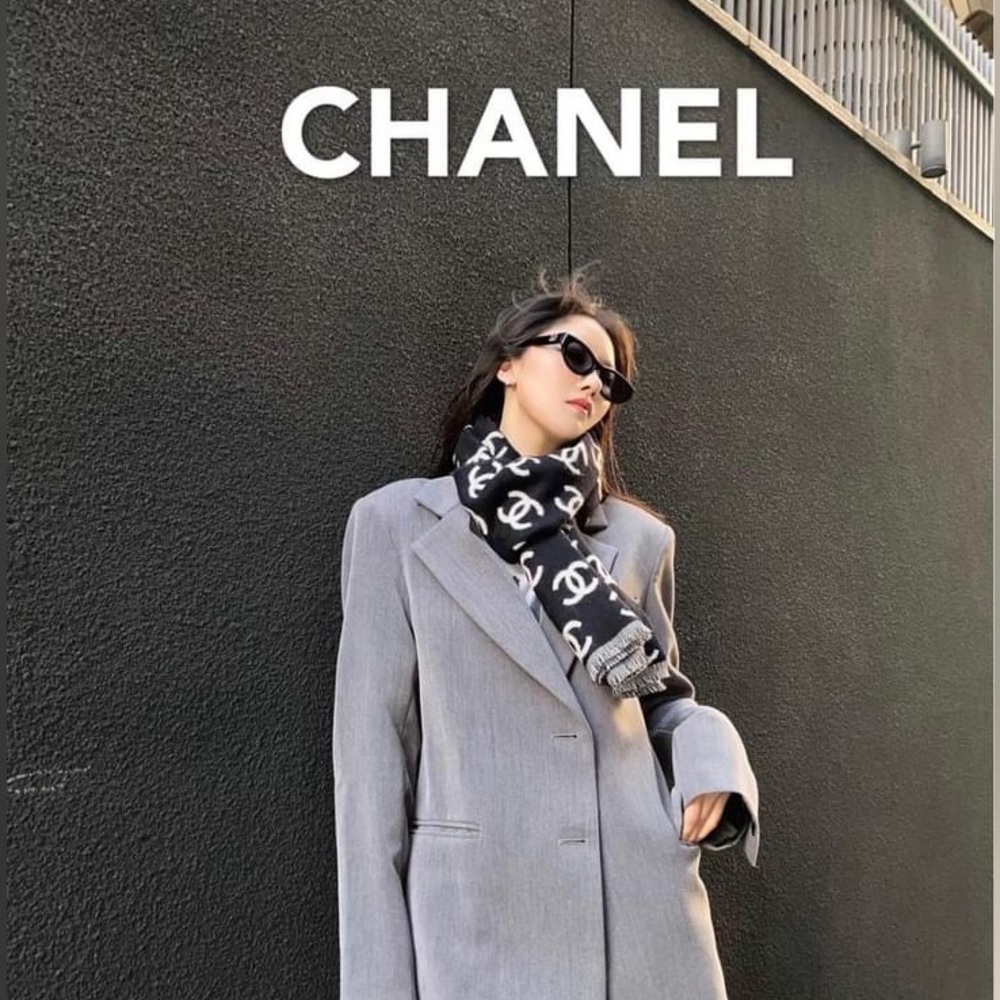 CHANEL Black and White CC Scarf - Picture 5 of 5
